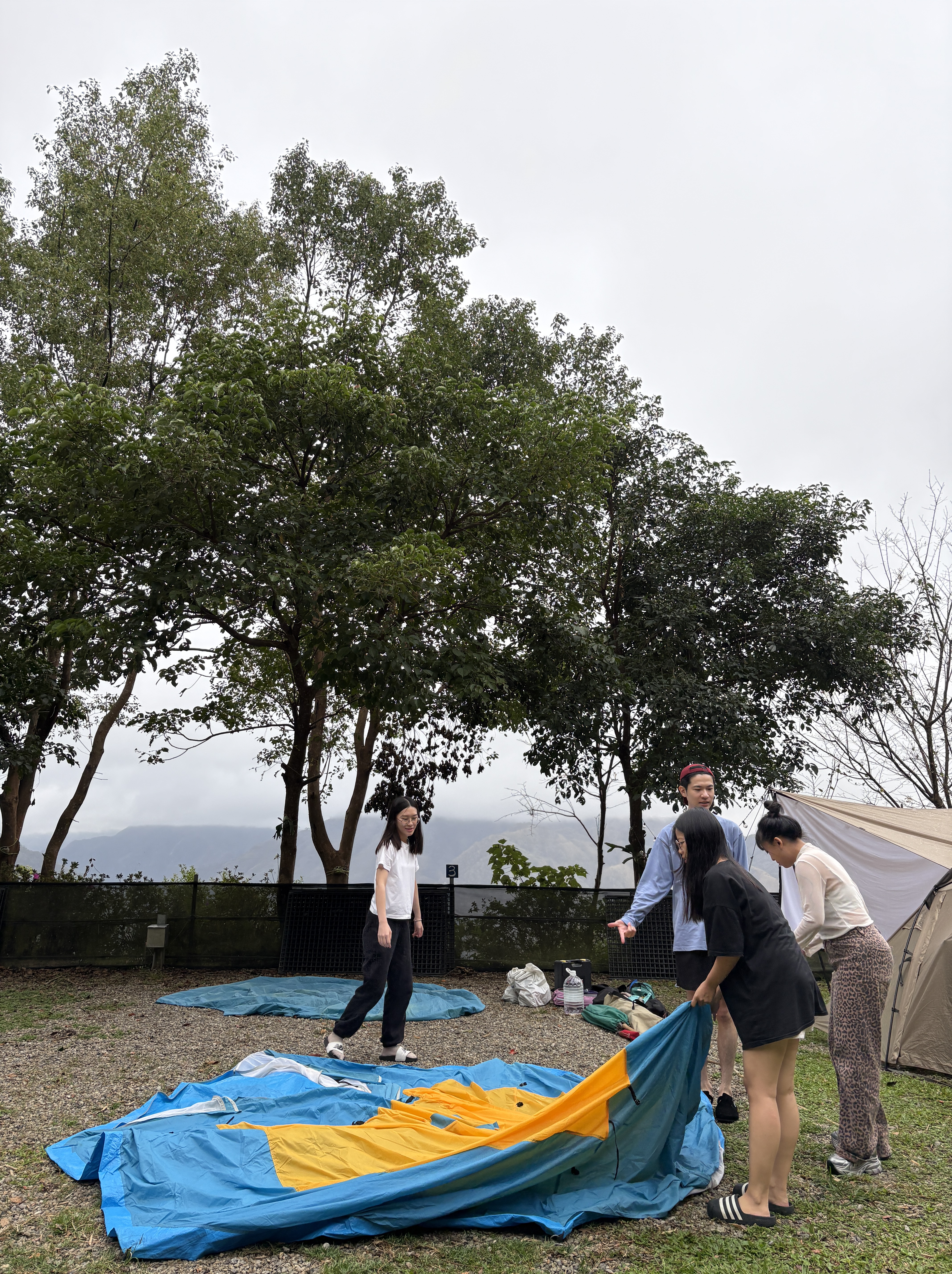 露營合力搭帳篷