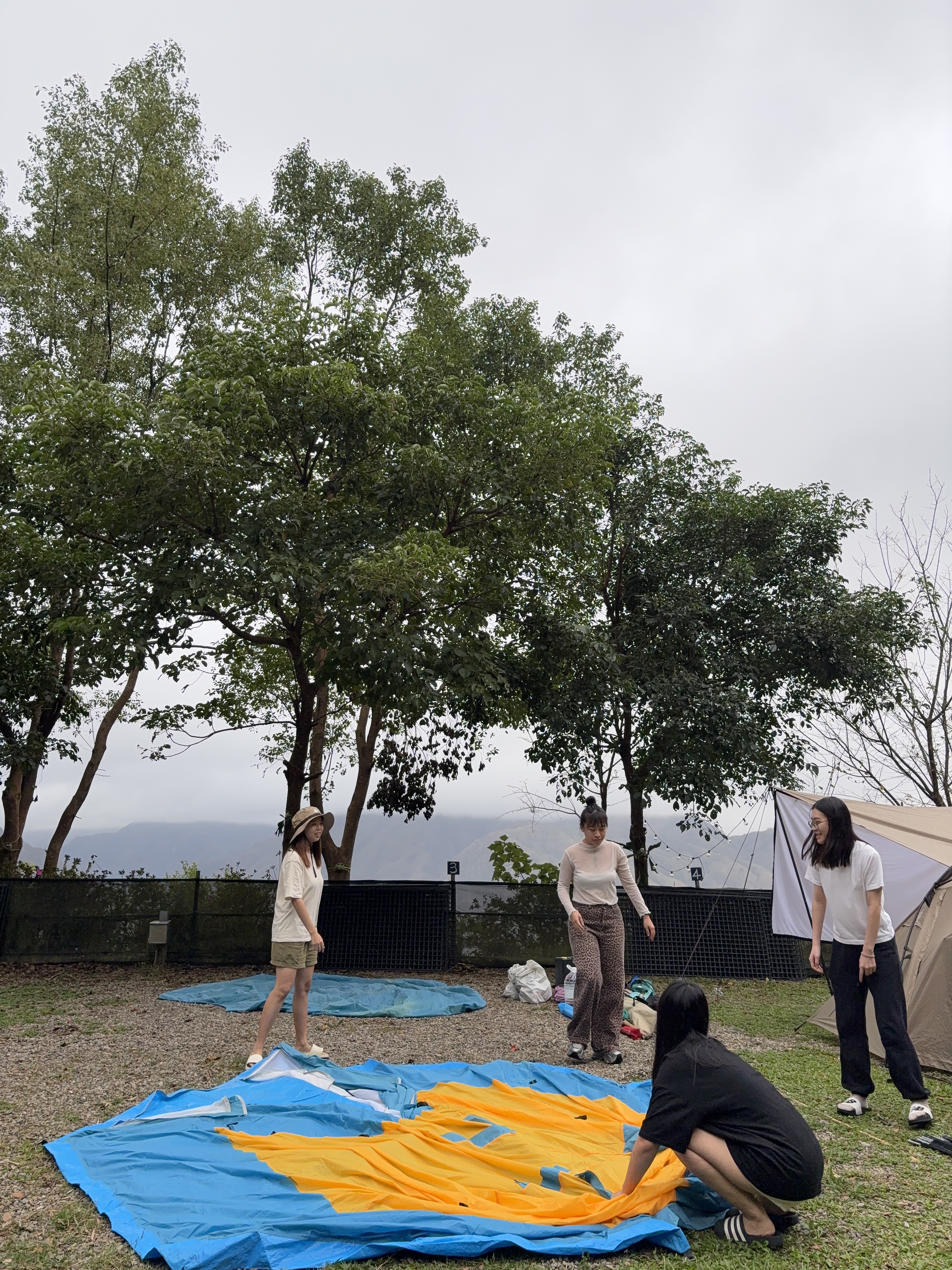 露營合力搭帳篷