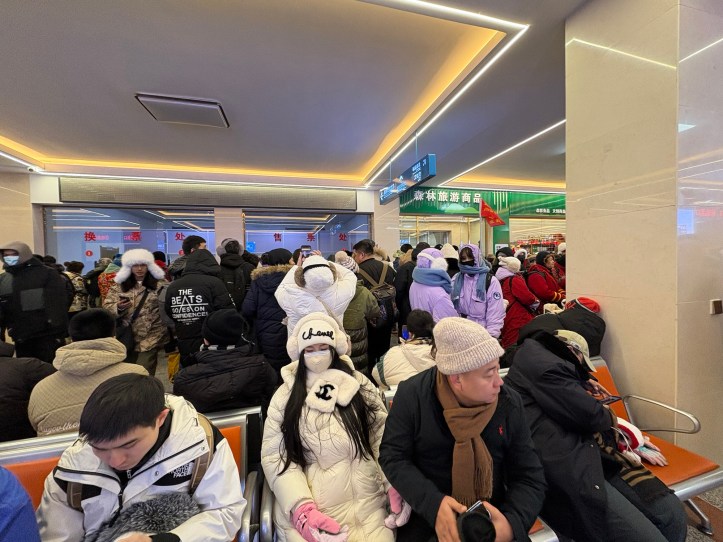 雪鄉車站買票人潮