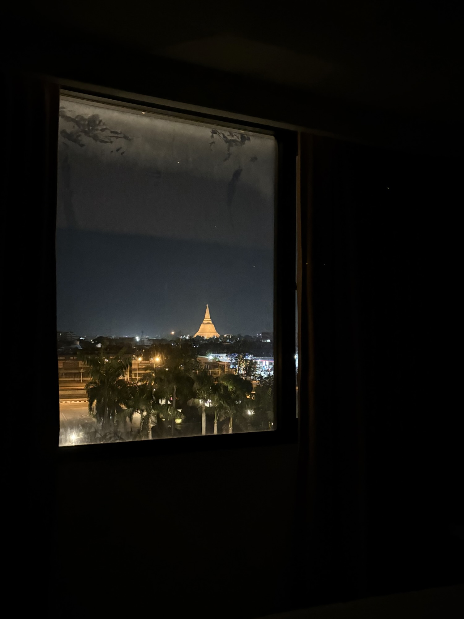 佛統米達達瓦拉瓦提大飯店