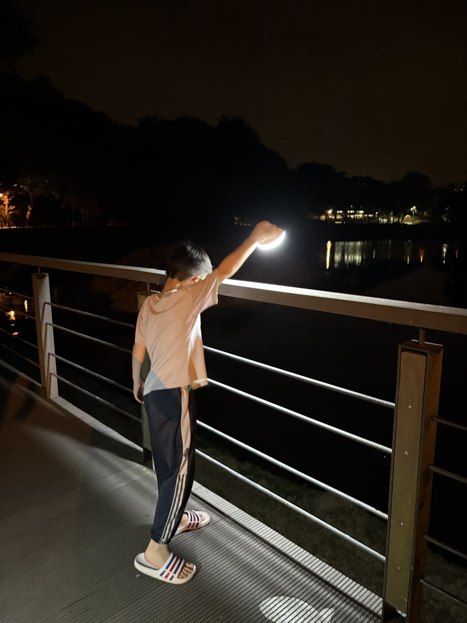 小路露營區 夜晚湖畔